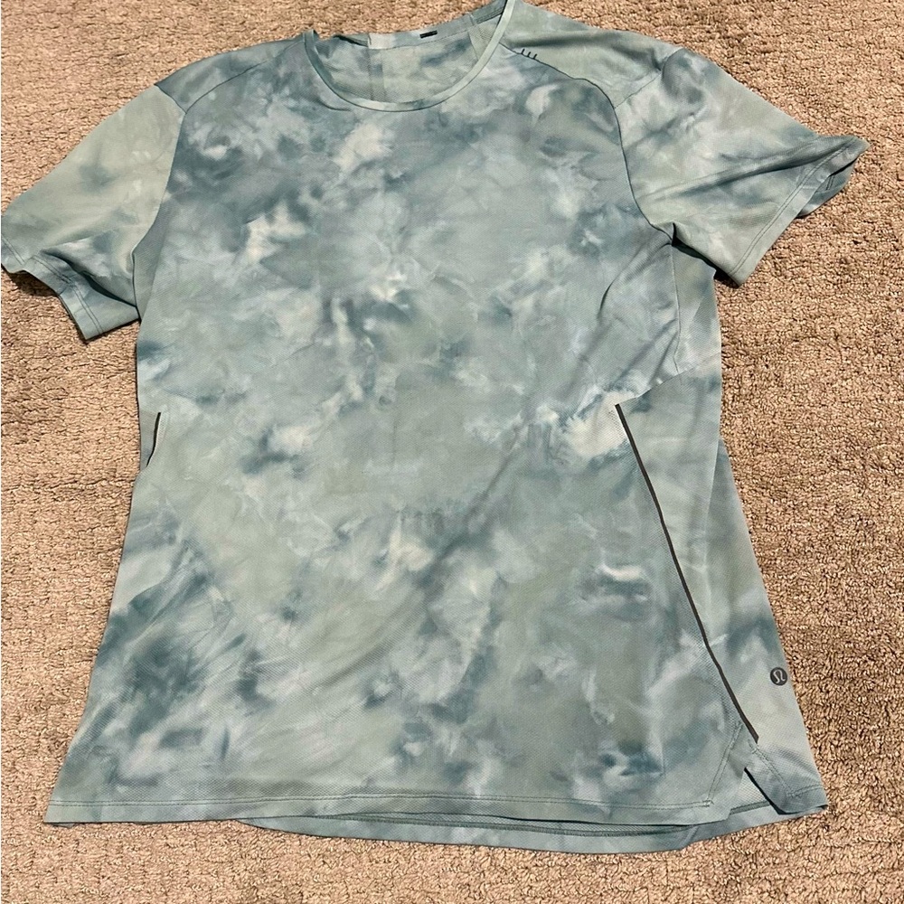 Men’s lululemon shirt (worn twice)